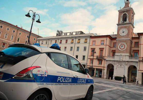 Rimini, controlli contro l’alcol nel centro storico: due arresti dopo una rissa con la Polizia Locale