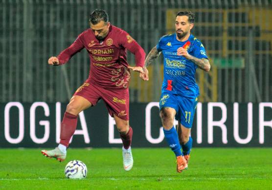 Il difensore giallorosso Giulio Donati in azione foto MASSIMO FIORENTINI