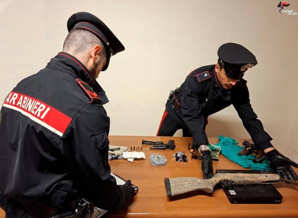 Forlì, un arsenale di armi e munizioni e una pistola semiautomatica in auto: 42enne arrestato
