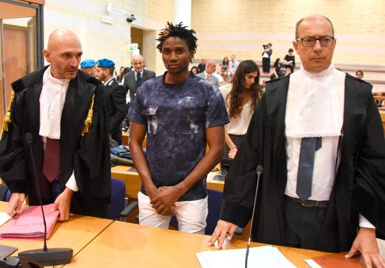 Louis Dassilva tra gli avvocati Andrea Guidi e Riario Fabbri (Foto Manuel Migliorini)