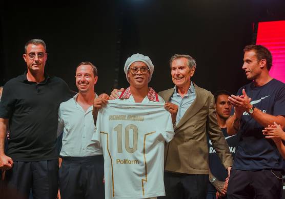 Arriva anche l’annuncio del Ravenna: «Il ritorno è reale: la magia di Ronaldinho il 15 novembre al Benelli»