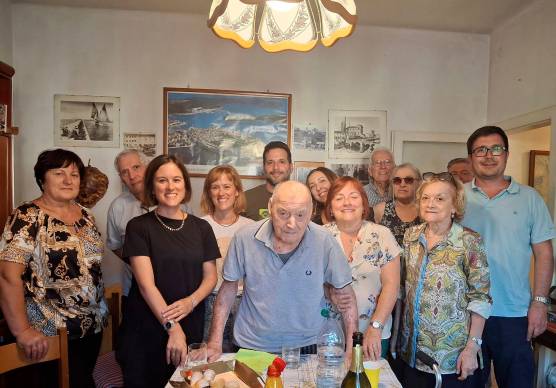 Lucio Zanetti con i familiari a Cesenatico in occasione della festa per i 99 anni