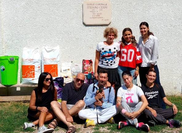 Rimini, festeggia il compleanno del suo cane regalando quintali di cibo al canile