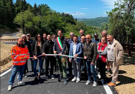 Il taglio del nastro sulla strada franata