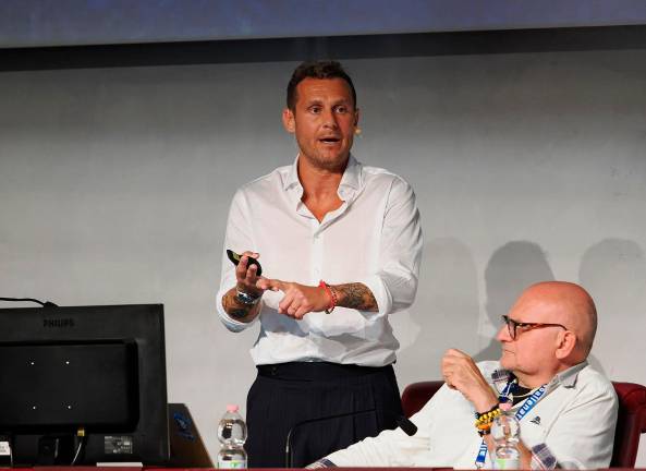Alessandro Diamanti con il segretario del settore tecnico Paolo Piani durante la coaching convention di un mese fa a Rimini Wellness