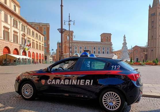 Forlì, preleva i risparmi di mesi di lavoro da spedire alla famiglia, ma li perde: i Carabinieri trovano la somma e la restituiscono
