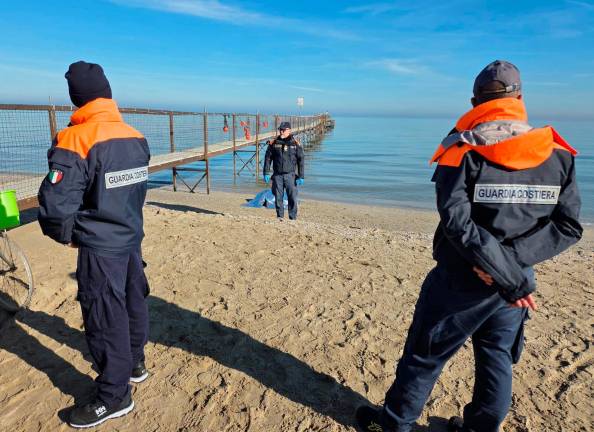 Rimini, muore mentre raccoglie le vongole in riva al mare
