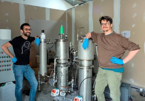 A sinistra Cristian Torri, una delle anime del progetto e professore associato del Dipartimento di Chimica “Giacomo Ciamician” dell’Università di Bologna insieme ad Andrea Facchin Cto (Chief Technology Officer) di RapCO2 foto massimo fiorentini