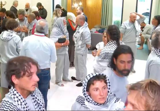 In primo piano la skipper riminese Lola Fabbri dopo la liberazione