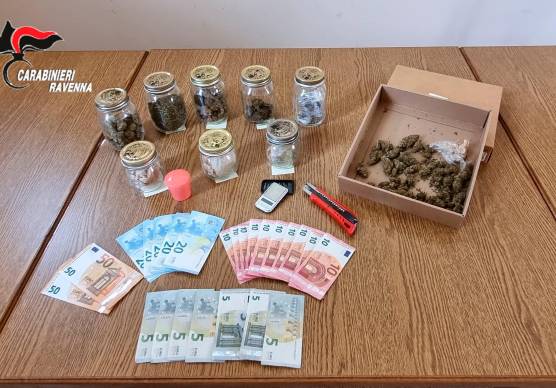 Fusignano, droga nascosta persino nel frigorifero: arrestato un 64enne