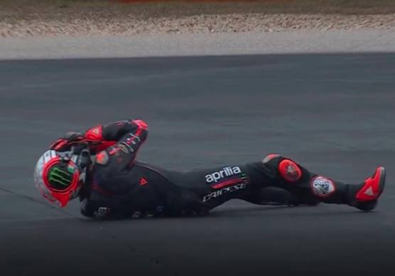 Marco Bezzecchi dopo la caduta