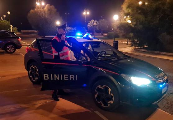 Cesenatico, guida ubriaco a zig-zag vicino alla discoteca, tenta di spogliarsi e aggredisce i Carabinieri: arrestato 32enne