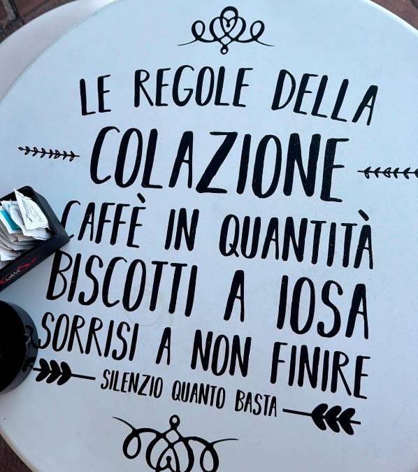 Savignano, scritte per i clienti nei tavolini e nelle sedie del bar: multa di 200 euro, la titolare: «Assurdo»