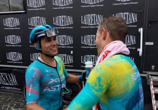 Matteo Malucelli si congratula con il compagno di squadra Davide Ballerini