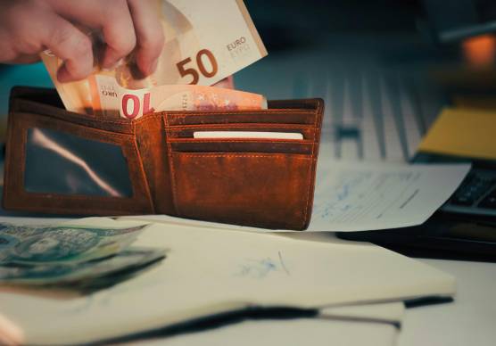 Imola, “vada in banca a pagare e resti in linea al telefono”: il cassiere scopre la truffa