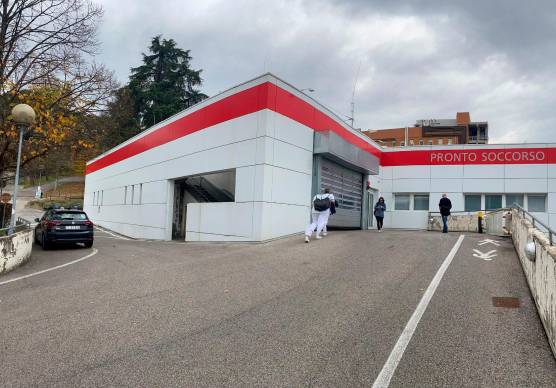 Cesena, partorisce in casa e getta il bimbo a fianco dei cassonetti dei rifiuti