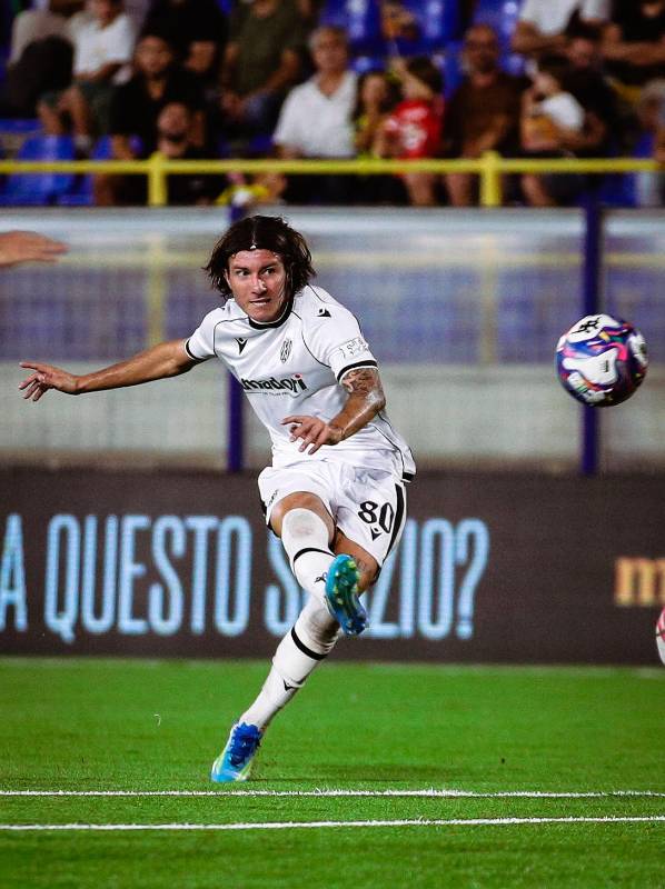 Antonio Fiori calcia appena alto dal limite dell’area nel match in casa della Juve Stabia (Rega)