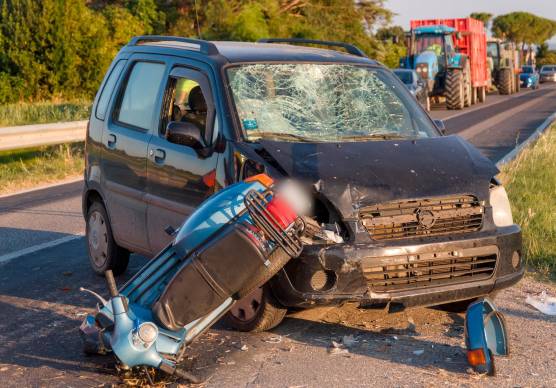 Ravenna, scontro in Vespa contro un’auto, gravissima ragazza di 26 anni