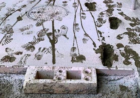 Le impronte lasciate sul cemento fresco