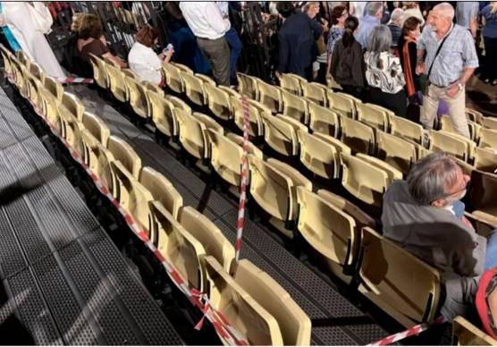 Ravenna, all’arena della Rocca Brancaleone cede una parte della tribuna: decine di spettatori costretti a spostarsi