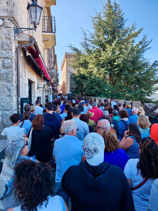 Papa Leone a San Marino firma il libro degli ospiti, una folla sul Titano per salutarlo