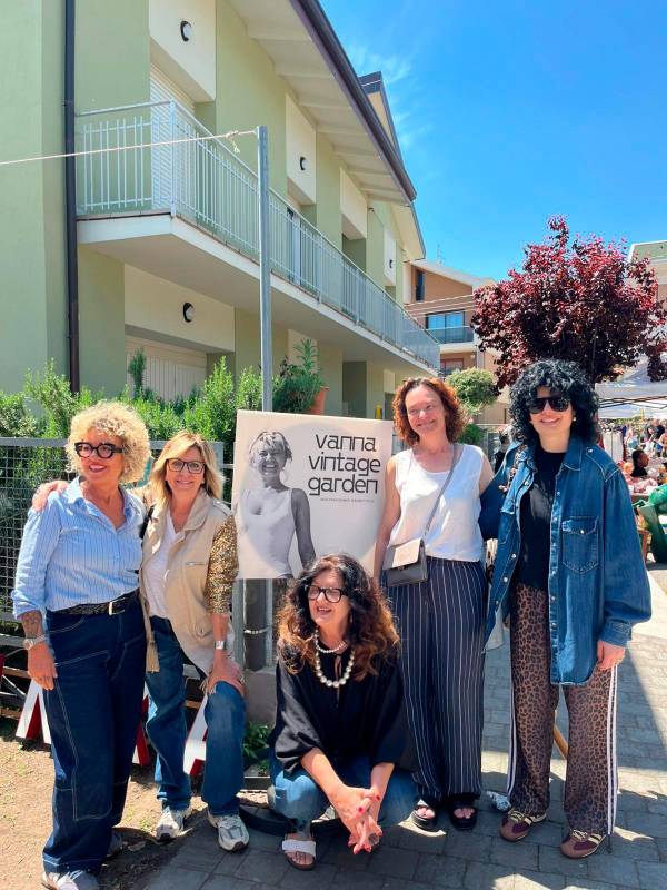 Le amiche di Vanna (da sinistra, Ludovica, Mirna, Barbara, Simona, Francesca)