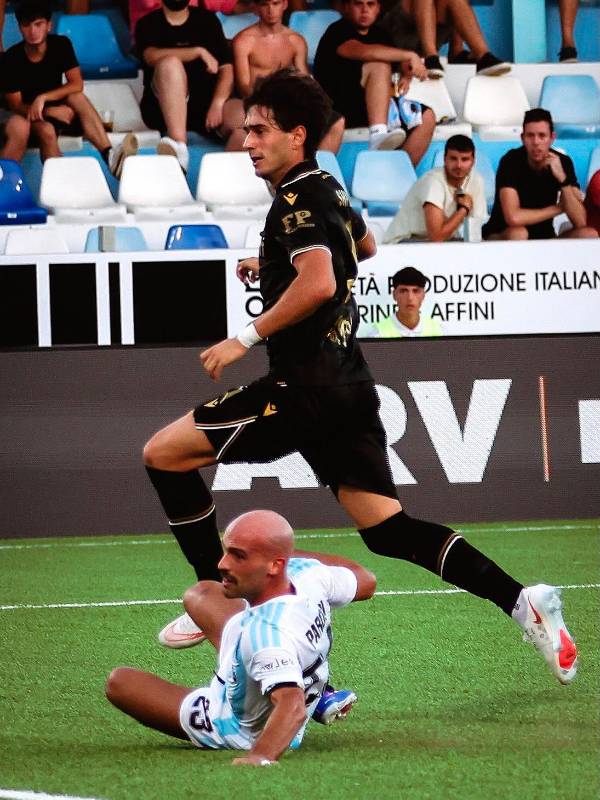 Cristian Shpendi osserva il pallone calciato al volo di destro entrare nella porta dell’Entella: è il gol dello 0-2 (Rega)