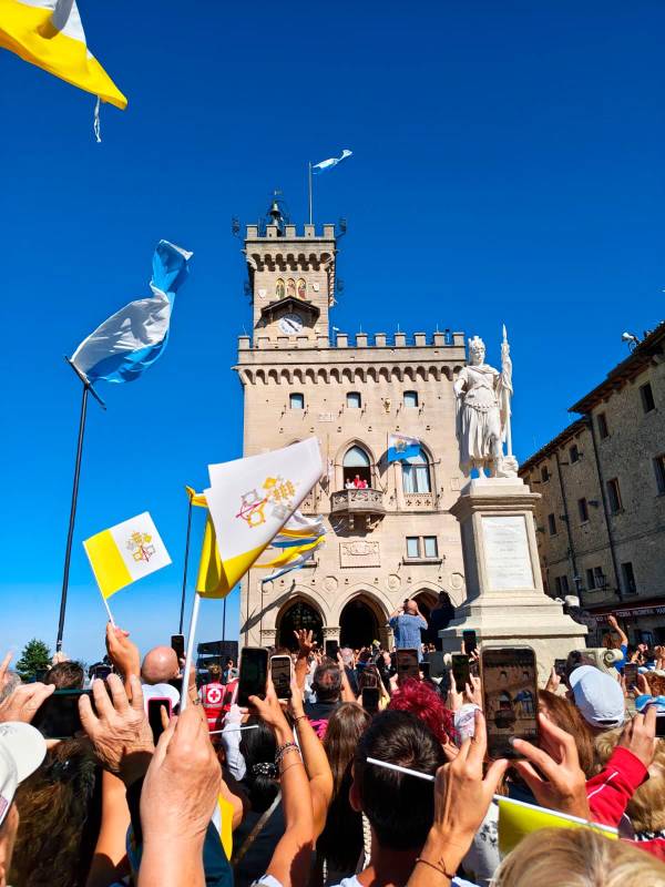Papa Leone a San Marino firma il libro degli ospiti, una folla sul Titano per salutarlo
