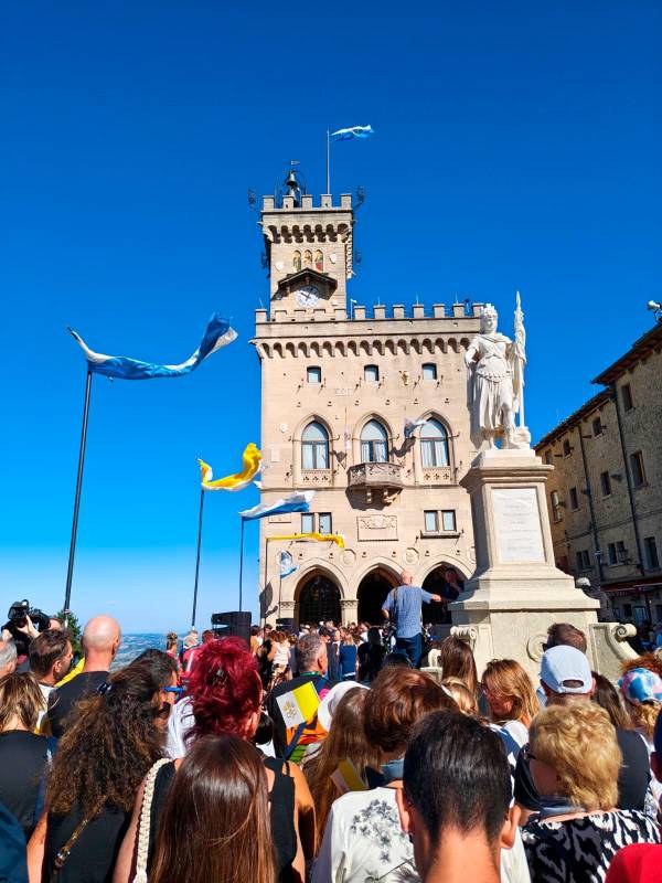 Papa Leone a San Marino firma il libro degli ospiti, una folla sul Titano per salutarlo