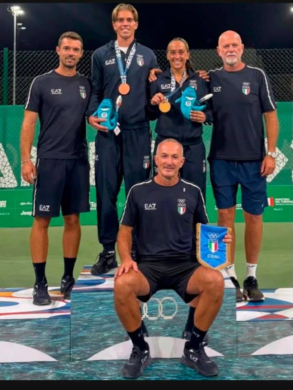 Alberto Casadei (in basso) capitano della squadra italiana di tennis ai Giochi del Mediterraneo con i giocatori azzurri