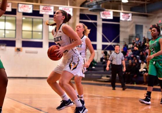 Margherita Giubilei mentre gioca a basket negli Usa