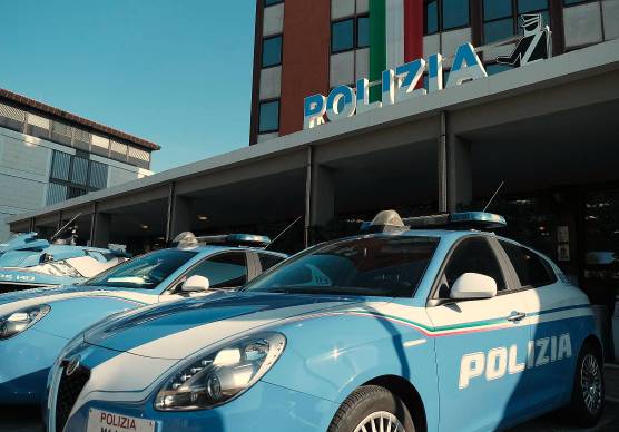 Rimini. Aggredisce due giovani in strada poi in Questura colpisce i poliziotti
