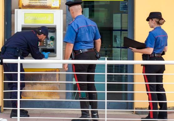 Imola, stanno per fare esplodere il Postamat: l’arrivo dei Carabinieri mette in fuga i ladri