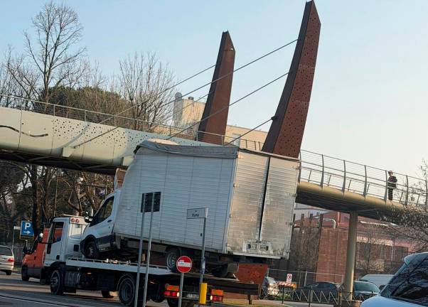 Rimini, il carro attrezzi trasporta un camion e finisce contro il ponte