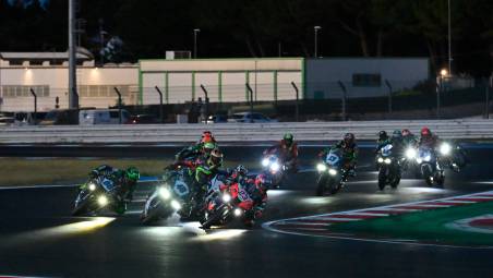 La gara della Supersport notturna nella seconda tappa del 2026 a Misano