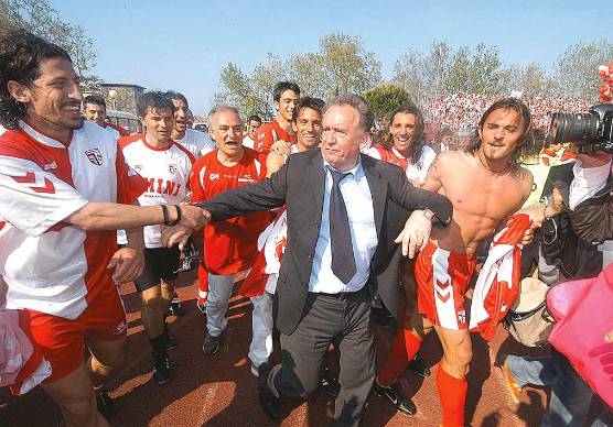 Vincenzo Bellavista e i suoi giocatori festeggiano la promozione in B