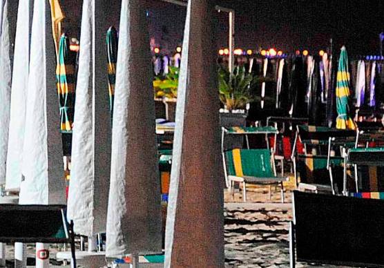 Cesenatico, bimbo di 7 anni si perde nella notte in spiaggia mentre i genitori sono al ristorante, lieto fine grazie alla Polizia e al proprietario di un bagno