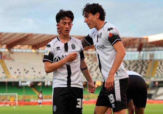 Alessandro Giovannini festeggiato da Enea Pitti dopo il gol-vittoria nel derby Cesena-Bologna del campionato Primavera (foto Gianmaria Zanotti)