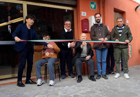 Al centro il nuovo gestore Rocco, con lui Riccardo e Marina, il sindaco Cangini e il presidente della Pro loco Petrini