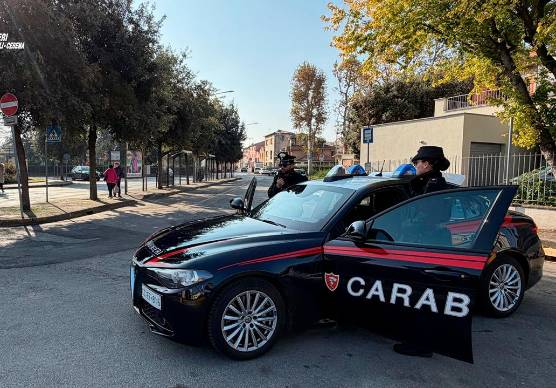 Meldola, gira con 22 dosi di cocaina e minaccia col coltello una donna per rapinarla: 25enne arrestato