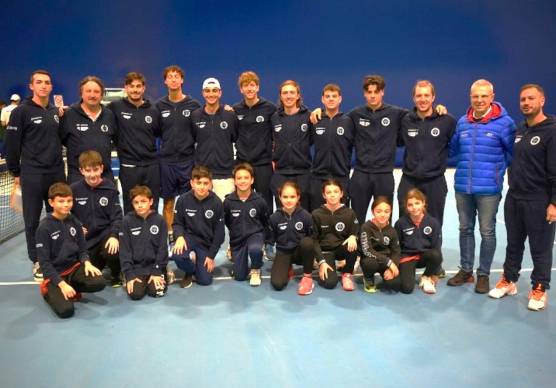La squadra del Ct Massa Lombarda al gran completo, assieme ad alcuni giovani della scuola del Circolo che domani a Torino darà l’assalto al titolo tricolore di tennis a squadre
