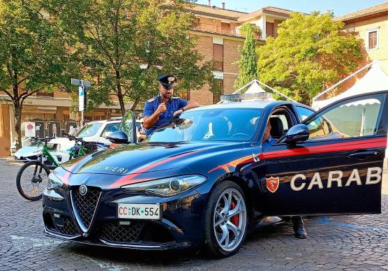 Forlì, molesta i clienti al supermercato e aggredisce i Carabinieri a calci e pugni: arrestato 36enne