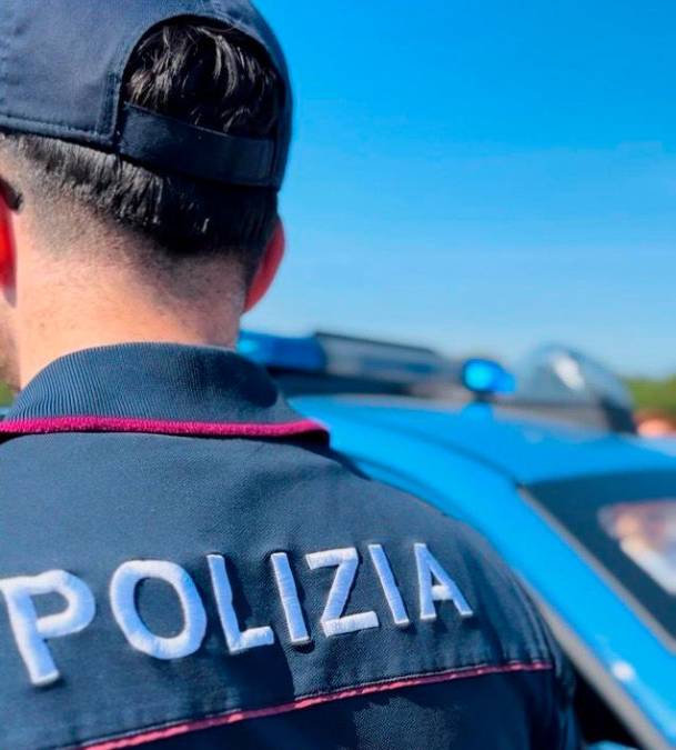 Rimini, aggredisce la barista per portare via il fondo cassa: arrestato dopo un inseguimento