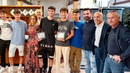 Vittorio Savini, al centro alle spalle della moglie Maria Sberlati, insieme ad alcuni degli atleti lanciati nel team Elite Service di Cesenatico