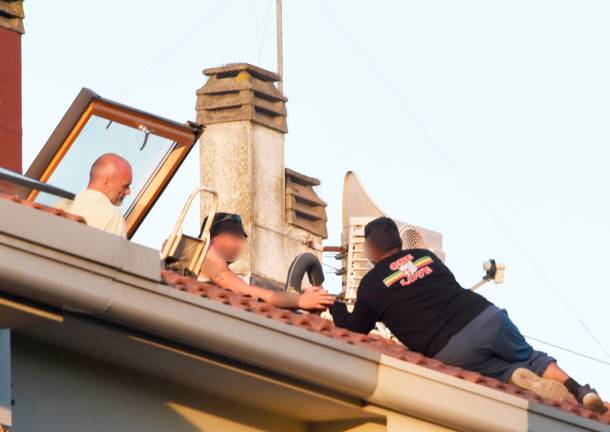 Rimini, sale sul tetto e vuole togliersi la vita: salvato dopo 25 ore di trattativa dai Carabinieri - Gallery