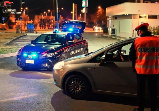 Galeata. Ruba un computer, poi minaccia con un coltello e picchia il titolare del negozio