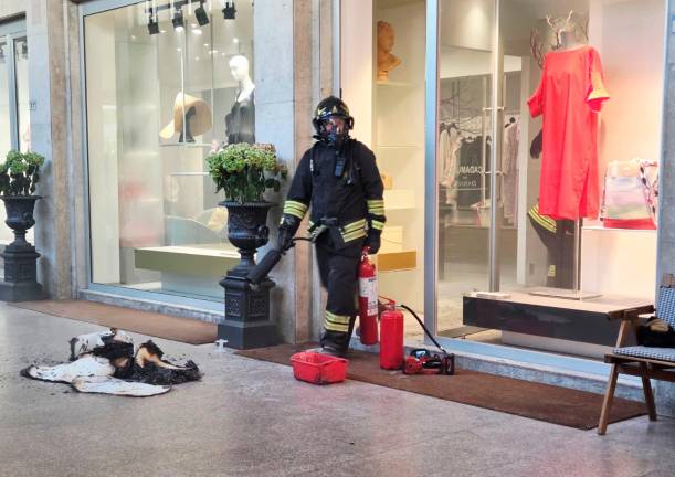 Riccione, incendio alla boutique in viale Ceccarini, il titolare intossicato dal fumo - Gallery