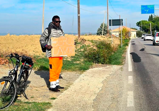 Coriano, “cerco lavoro”: il cartello di Mamadou lungo la strada mobilita i social