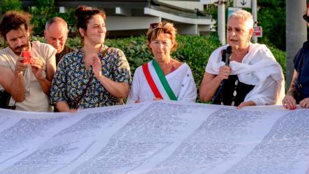 La sindaca Angelini con la fascia tricolore lo scorso 11 luglio all’iniziativa “Un Sudario per i bambini di Gaza”