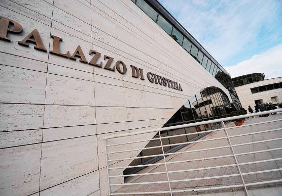 I due figli svolgevano mansioni di baristi, con orario a tempo pieno e sotto il potere direttivo del padre